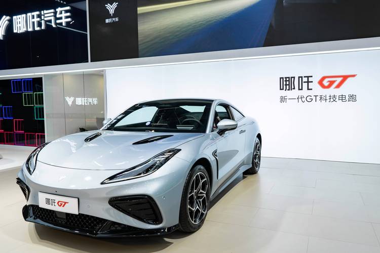 重庆227哪吒汽车在智能汽车领域的表现，领途汽车在新能源汽车市场中的影响力